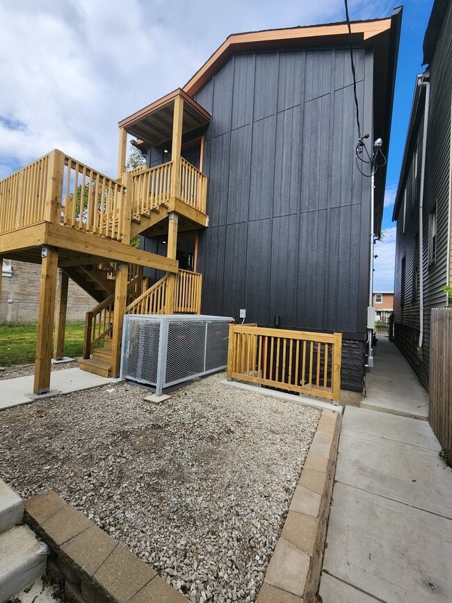 Building Photo - 243 W Swann St