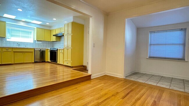 Building Photo - 3BD/2BA Single-Family Home with Attached Garage, Hardwood Floors, Washer/Dryer Included - Pets We...