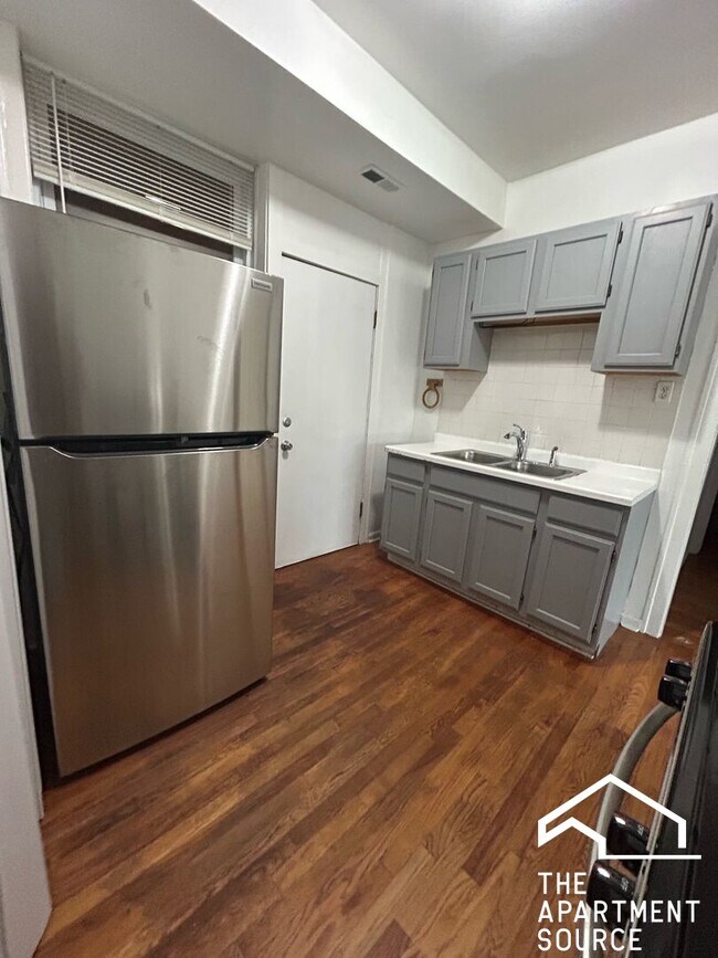 Building Photo - 4550 N Western Ave