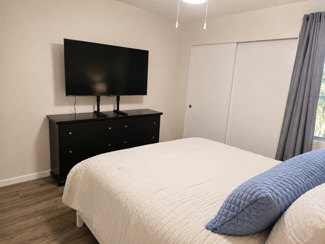 Building Photo - "Chic & Cozy 2-Bed, 2-Bath Furnished Retreat with Granite Elegance in Glendale Steps from Banner ...