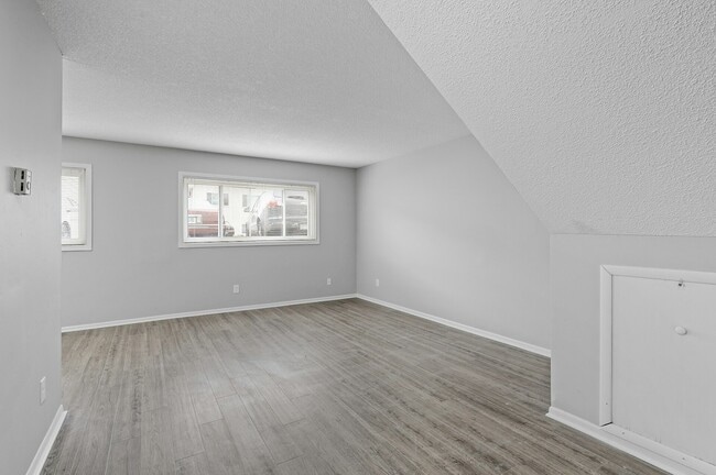 Building Photo - 924 SE 9th Ave