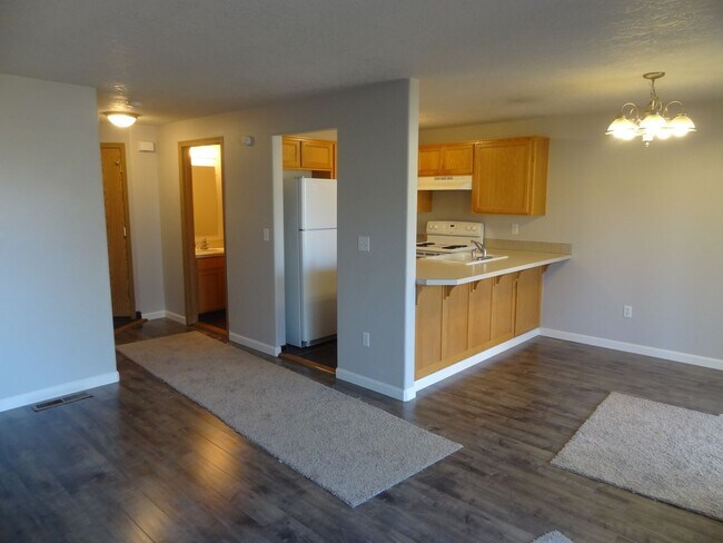 Building Photo - Sulbri04-102/104/106 Rice LN