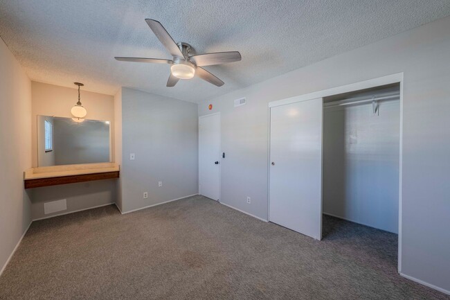 Building Photo - Bright & Airy 2-Bedroom End Unit Townhome
