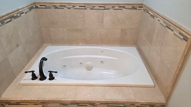 Building Photo - 934 W Huron St