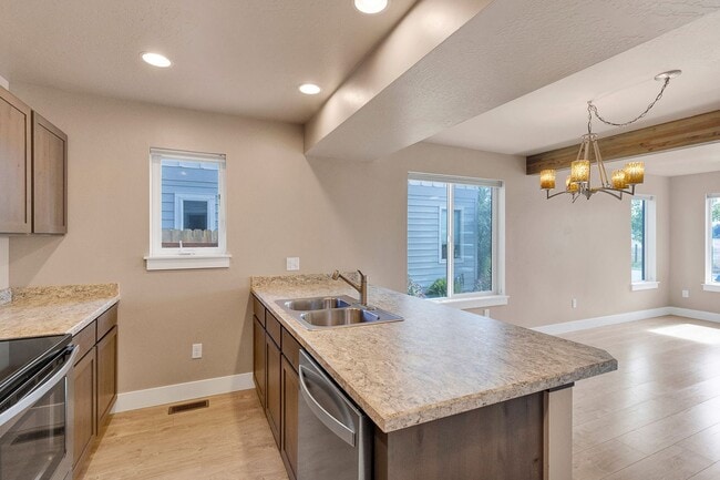 Building Photo - 3 Bed 2.5 Bath Townhome With Garage | $2,6...