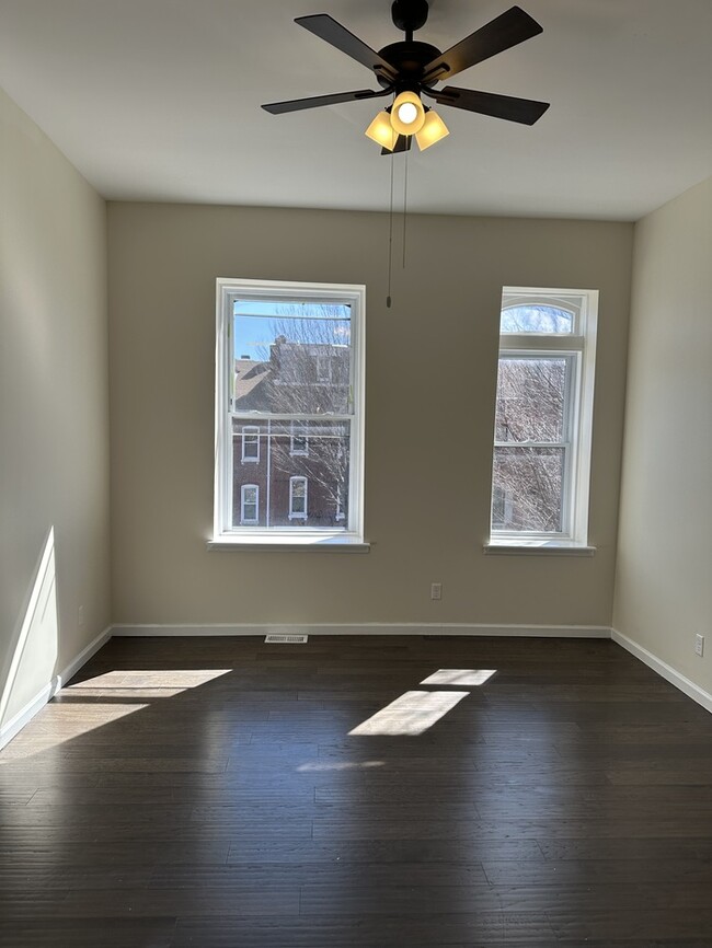 Building Photo - Clean 3Bd 2.5 Bth Town Home Near Soulard &...