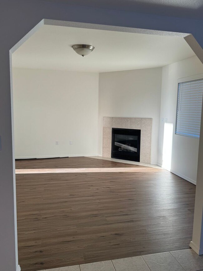 Building Photo - Charming 3-Bed Duplex with 2.5 Baths & 1600 Sq Ft - Prime Spanaway Location!