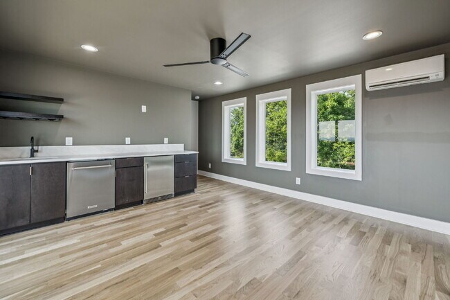 Building Photo - "Spacious 4-Bed, 4-Bath Gem in Nashville -...