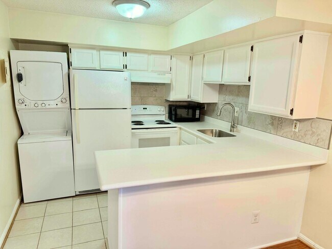 Building Photo - 3109 Patrick Henry Dr