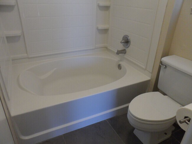 Building Photo - Spacious 2 Bed/2 Bath Home In Cathedral City!