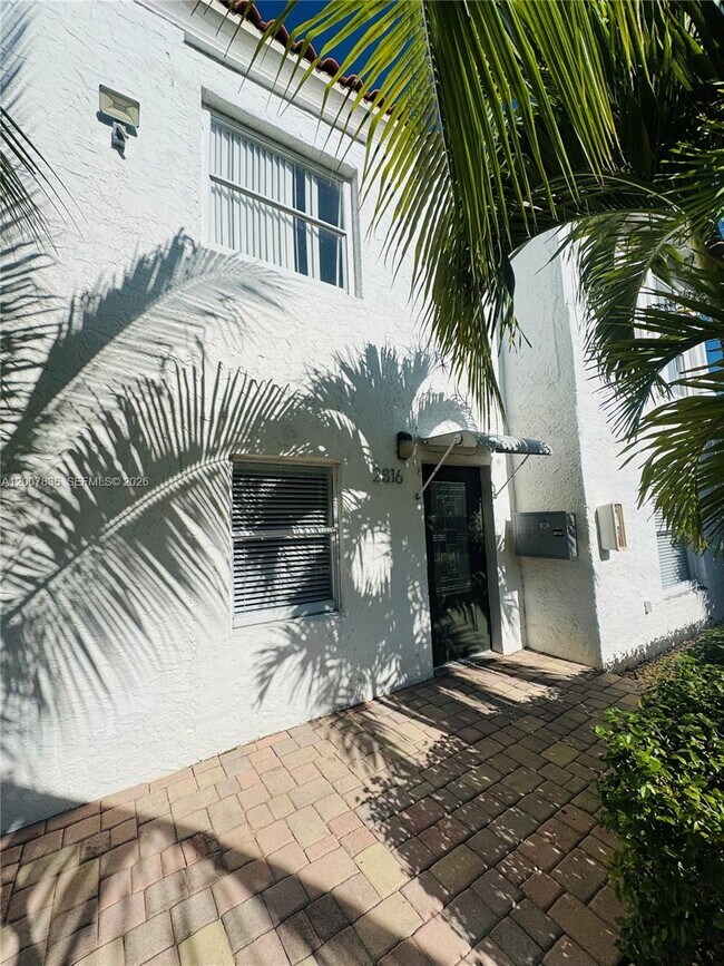 Building Photo - 2816 Pine Tree Dr