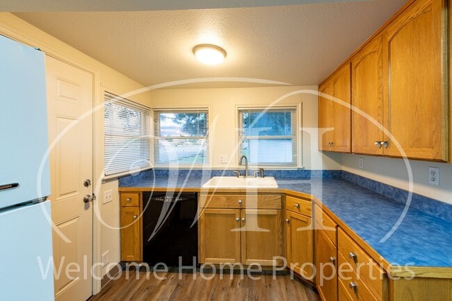 Building Photo - Cozy 3 Bedroom Home With Newer Flooring & ...