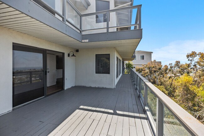 Building Photo - Luxury Living with endless Ocean Views