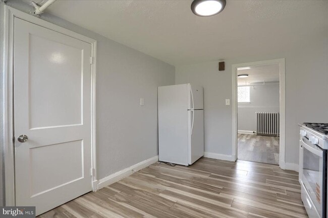 Building Photo - 1323 N Kenwood Ave