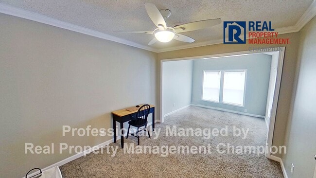 Building Photo - Beautifully Updated with Fenced Yard and O...