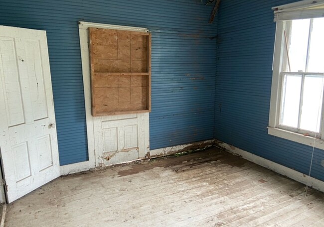 Building Photo - Historic Property! - $290 Month / $600 Down