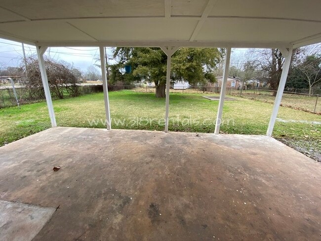 Building Photo - Swan Lake home available