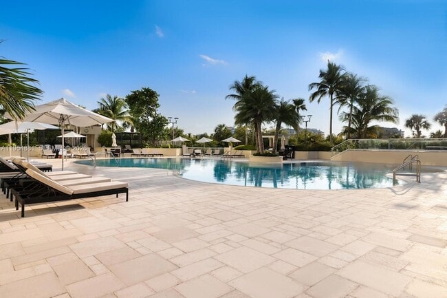 Building Photo - 300 South Pointe Dr