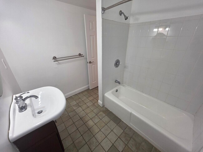 Building Photo - Bright 1 Bedroom Home - Poughkeepsie, NY