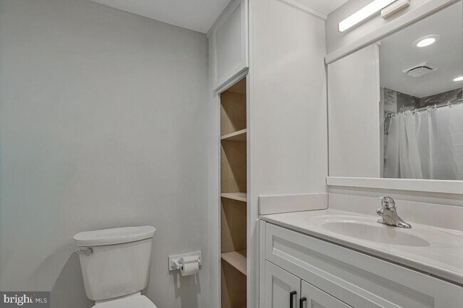 Building Photo - 15 Silverwood Cir