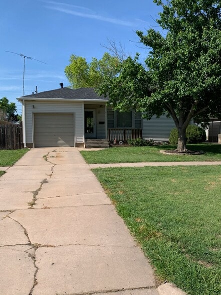 Street View - 817 W Commercial St