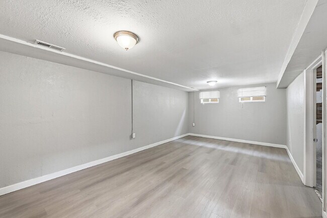 Building Photo - $2,240.95 with $300 Off the First Month's Rent, 5 Beds - 2 Bath, Triplex in Littleton with Shared...