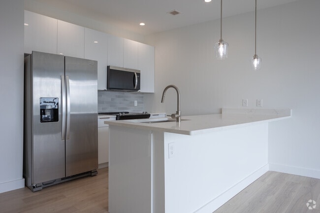 2BR, 1BA - 912 SF - Kitchen