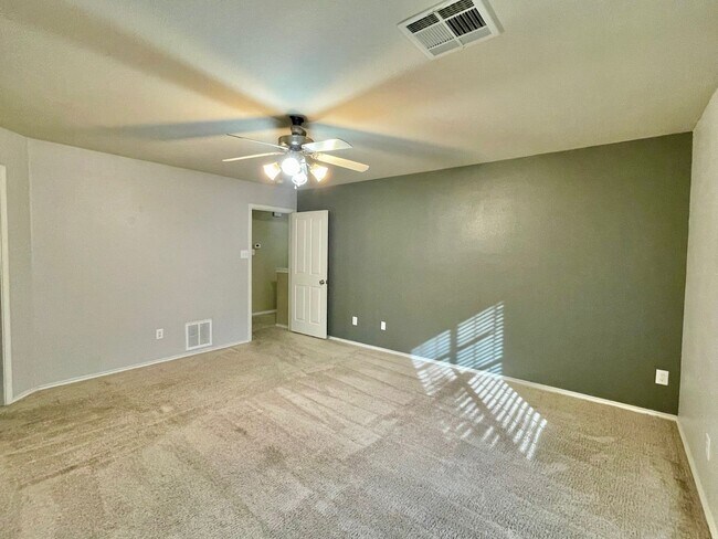 Building Photo - BEAUTIFUL 4 BR/2BTH HOUSE LOCATED IN CIBOL...