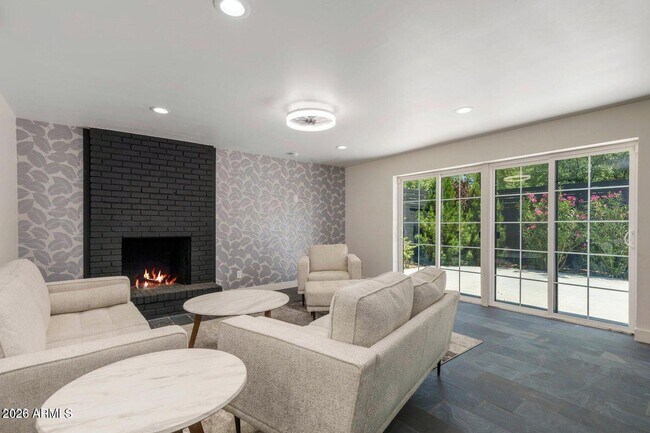 Building Photo - 912 E Roosevelt St