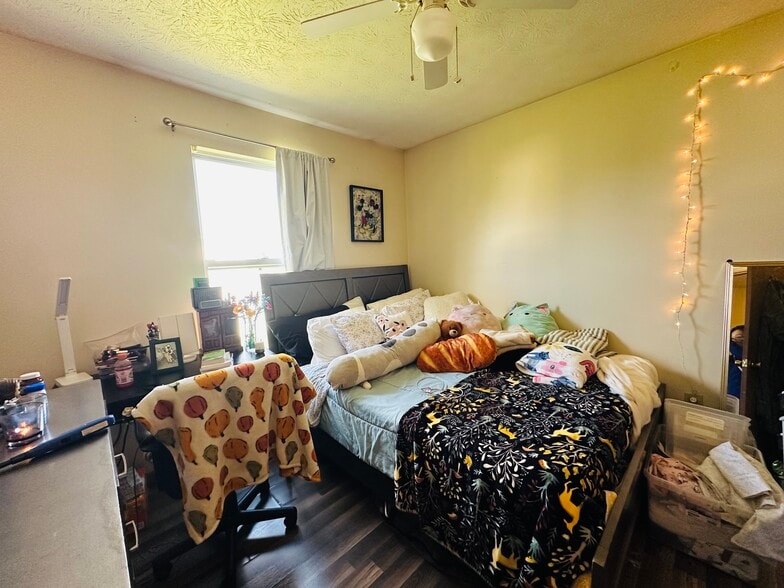 Building Photo - 1584 E Summit St