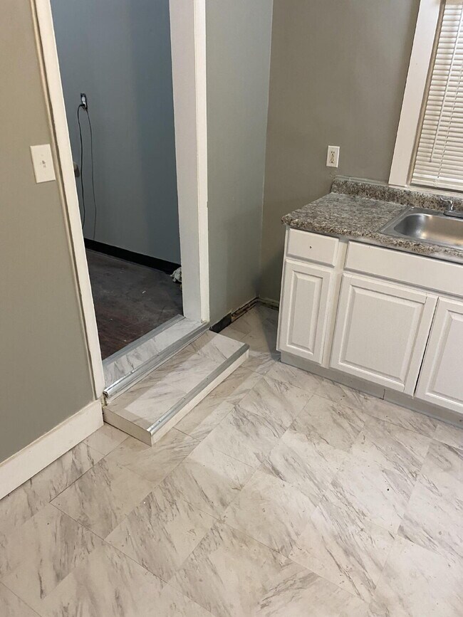 Building Photo - Charming 3 Bed, 1 Bath Bungalow in Berkley - Section 8 Preferred