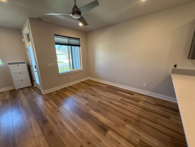 Building Photo - Petrosa!  3 Bdrm, 2.5 Bath 1450 sq ft Town...
