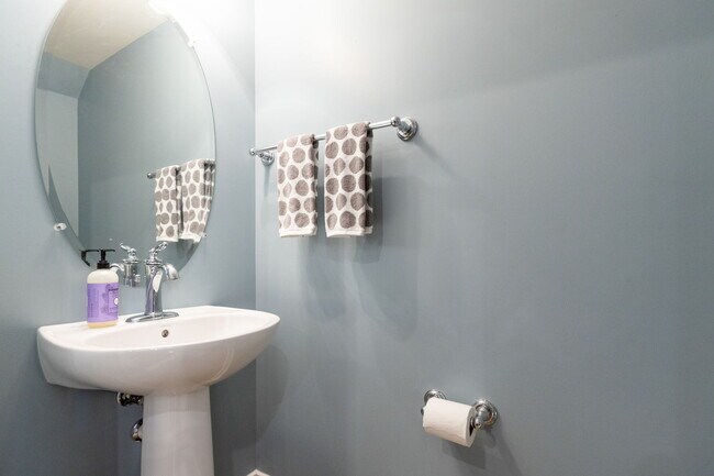 Building Photo - 20657 Sibbald Sq