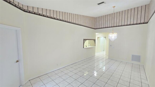 Building Photo - 4915 SW 32nd Ave