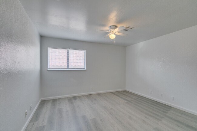 Building Photo - 6987 Mendon Ln