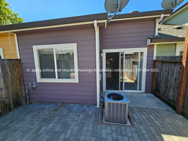 Building Photo - Close to Shopping Cloverdale 2 Bedroom Available Now