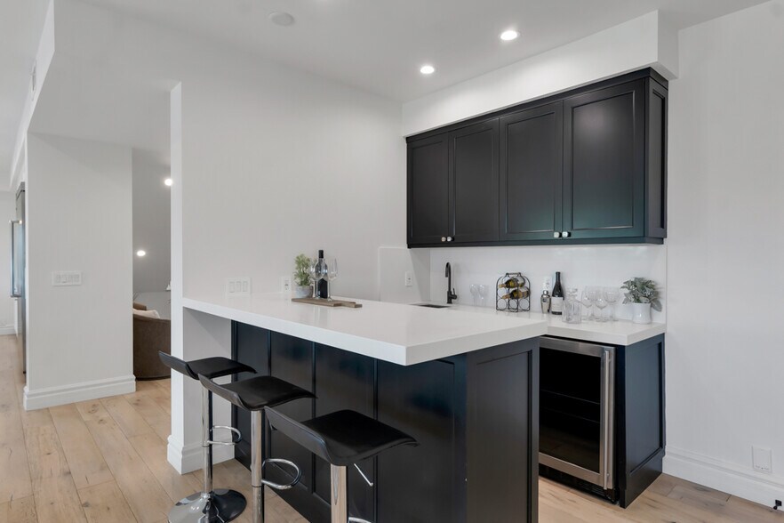 Building Photo - 5952 Woodland View Dr