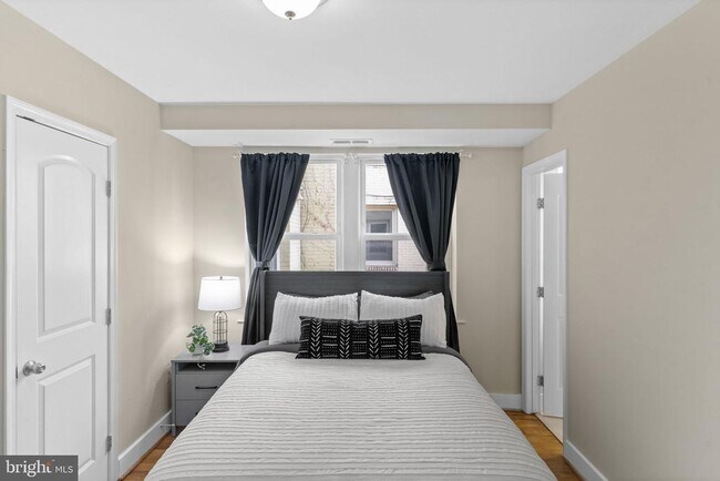 Building Photo - 417 18th St NE