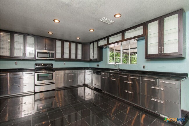 Building Photo - 2524 Berkett Dr