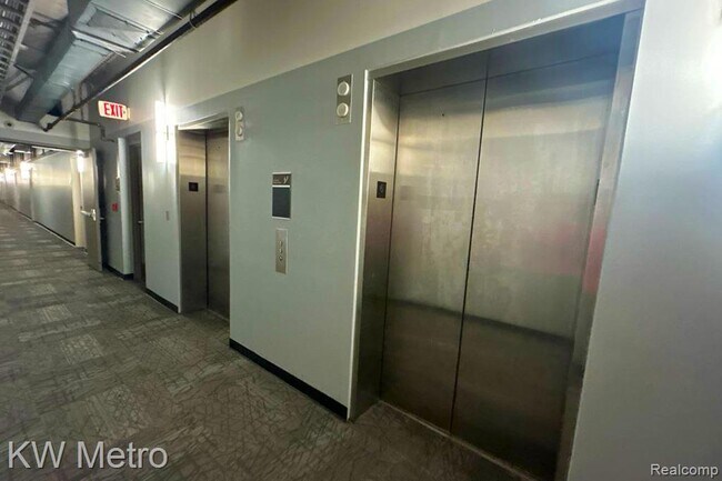 Building Photo - 350 N Main St