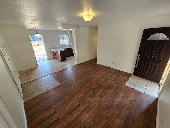 Building Photo - West-Flagstaff 4bd/2ba House Near NAU & CCC -Students & Pets OK!! Avail. July 10th!