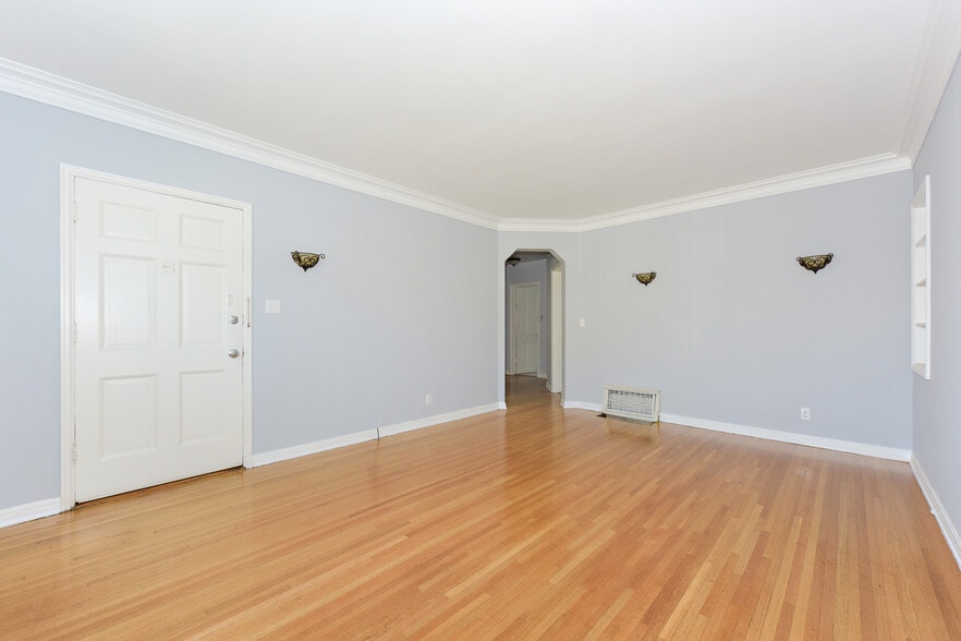 Building Photo - 2649 N Beachwood Dr