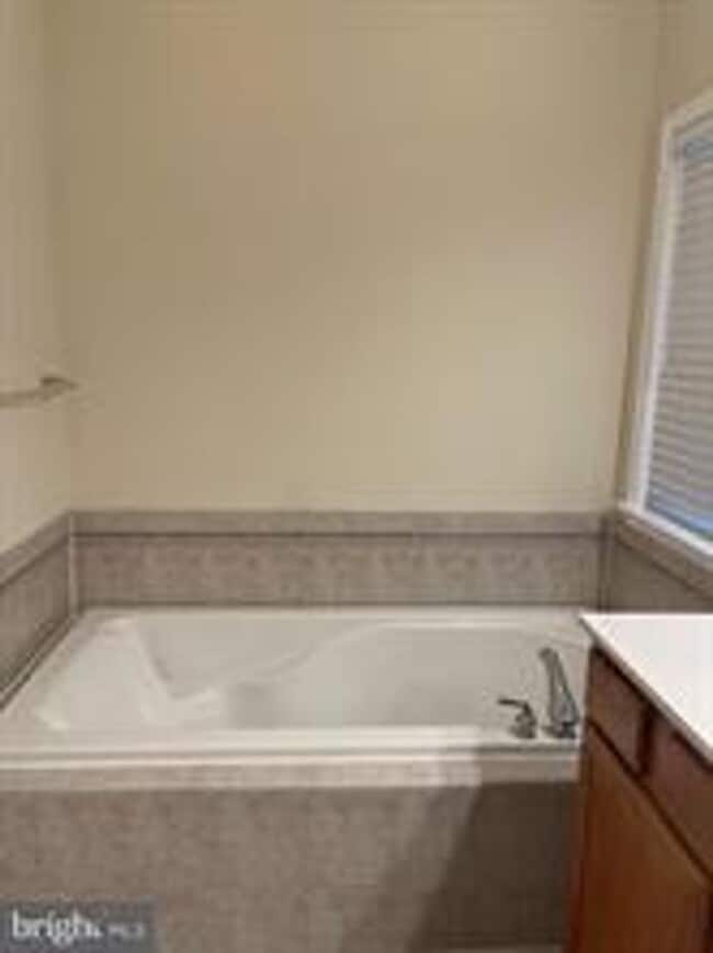 Building Photo - END UNIT TOWNHOUSE WITH 2 CAR GARAGE, 4 BEDROOMS AND 3.5 BATHS..FINISHED REC ROOM