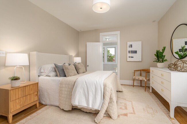 Building Photo - Charming Townhome | 5 Bed | 3.5 Bath | 3,300 Sf | Covered Front Porch & Large Fenced-In Backyard ...