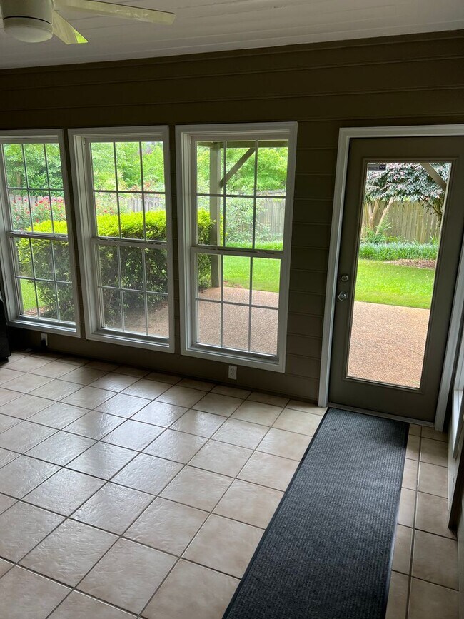 Building Photo - Nice 3 Bedroom 2 Bath Available Now! Schedule your Showing and Apply Today!