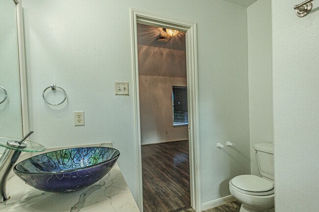 Building Photo - 19334 Strathmore Pl Ln