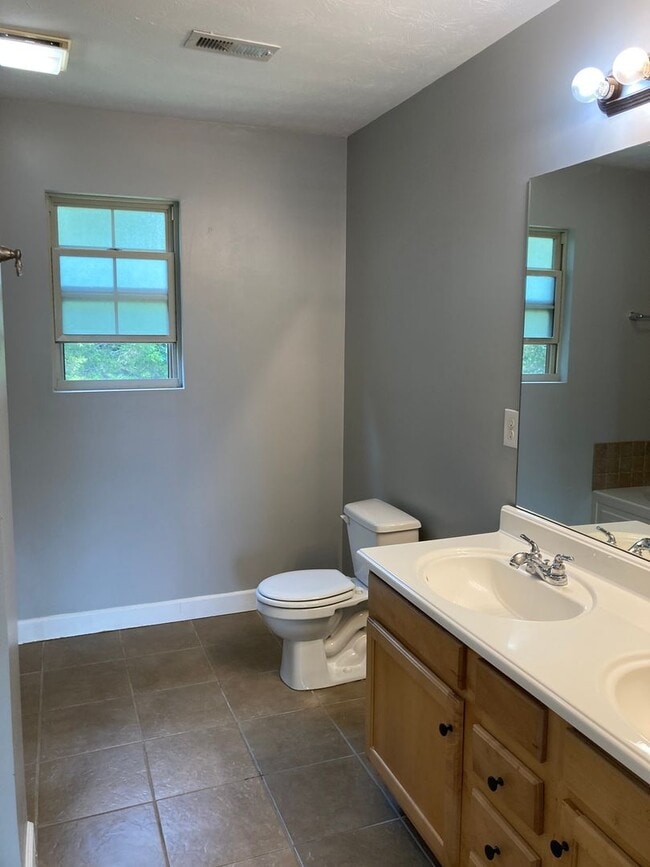 Building Photo - 103 Ashmore Ct