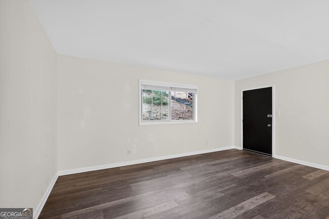 Building Photo - 2520 Peachwood Cir NE