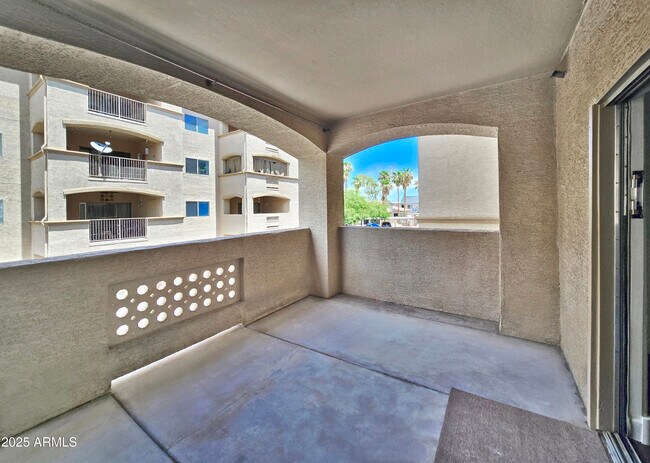 Building Photo - 920 E Devonshire Ave