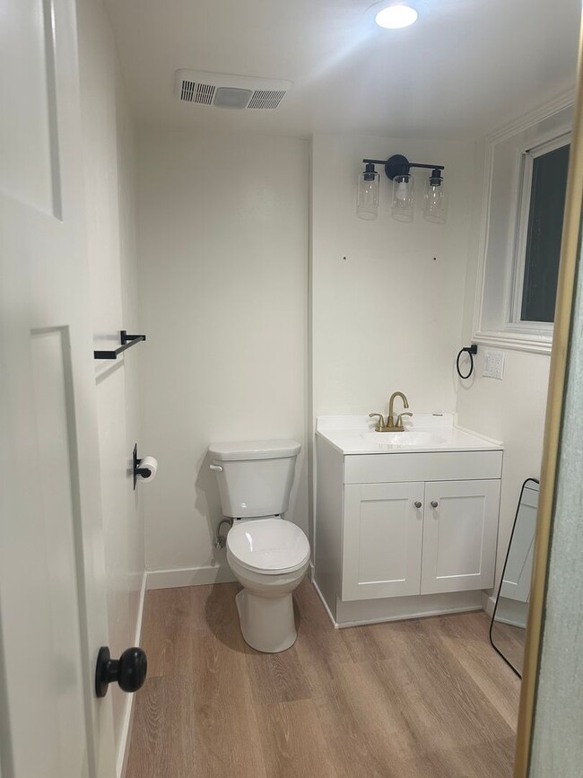 Building Photo - Spacious and recently updated, this 6-bedroom, 3-bathroom home in Ammon